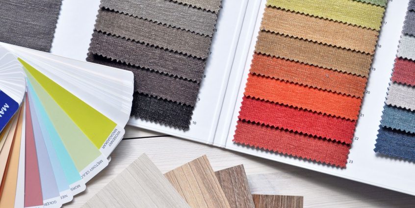 Colorful fabric and paint swatches laid out for design inspiration and material selection. — 3 guardarropa  Sugerencias para