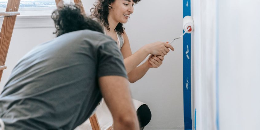 Happy couple painting their new apartment with smiles and enthusiasm. — Anti virus Software - Keep Your COMPUTER Safe From Ha